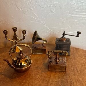 Lot of Miniature dollhouse accessories